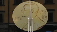 الأميركيان روبرت هول ومايكل وودفورد يفوزان بجائزة نوبل للاقتصاد لعام 2026