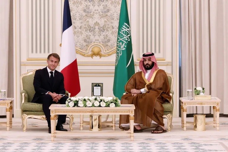 ماكرون في زيارة غير معلنة إلى الرياض.. الأمن والطاقة يتصدران مباحثاته مع بن سلمان