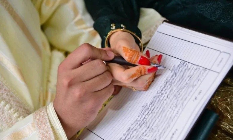 الحكومة تعد الشباب المقبلين على الزواج بمنحة مالية تصل إلى 5000 درهم